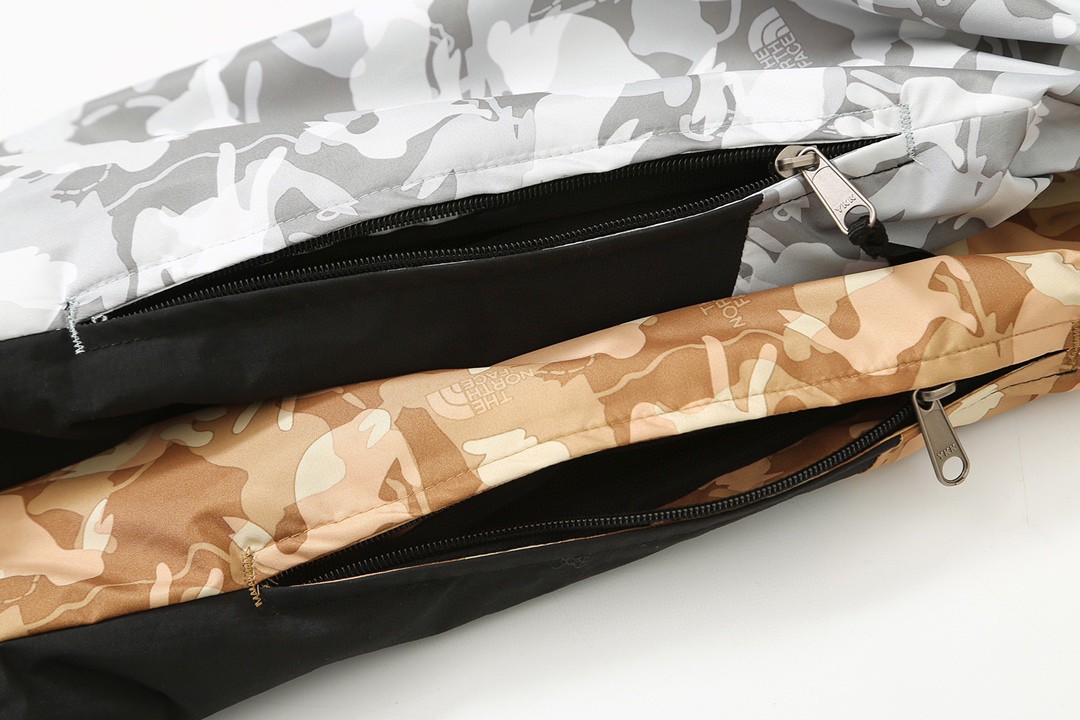 THE NORTH FACE 北面 新春兔年限定系列  ICON 1986品牌 Logo 迷彩印花 棕色 灰色 冲锋衣 夾克 防水 防風 外套 男款 女款 NF0A7UR9-II7