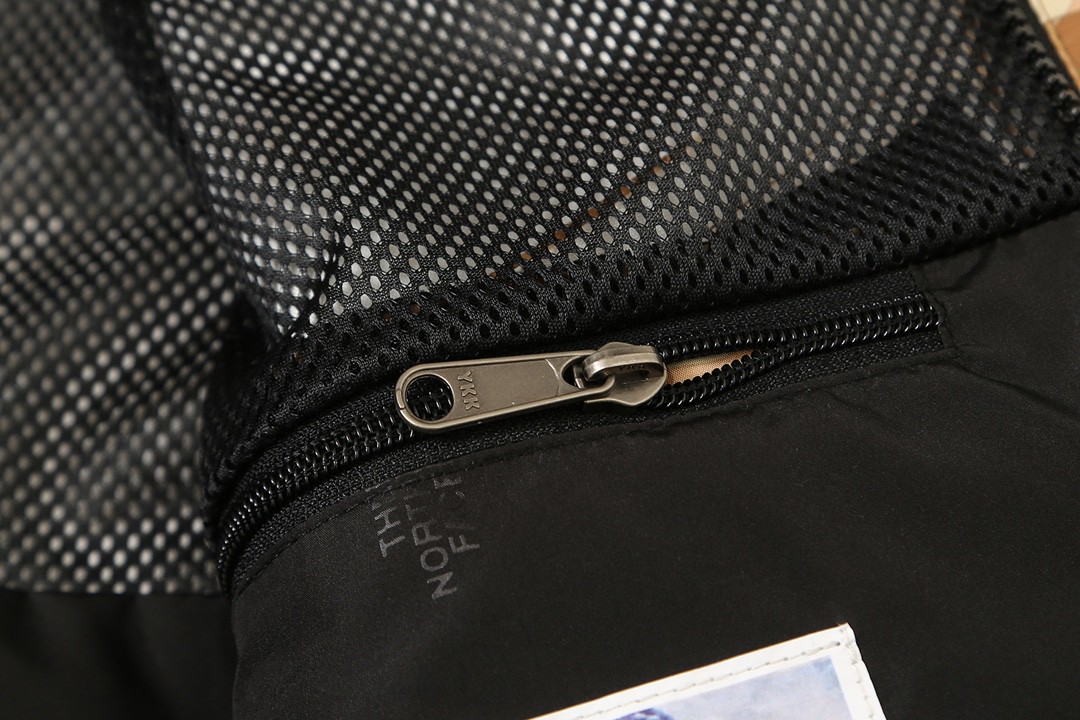 THE NORTH FACE 北面 新春兔年限定系列  ICON 1986品牌 Logo 迷彩印花 棕色 灰色 冲锋衣 夾克 防水 防風 外套 男款 女款 NF0A7UR9-II7