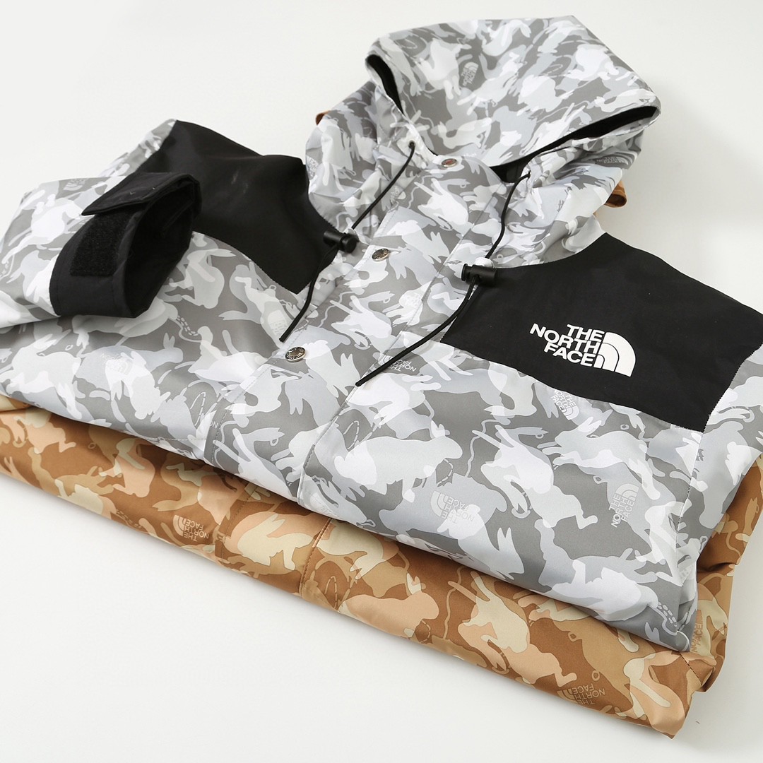 THE NORTH FACE 北面 新春兔年限定系列  ICON 1986品牌 Logo 迷彩印花 棕色 灰色 冲锋衣 夾克 防水 防風 外套 男款 女款 NF0A7UR9-II7