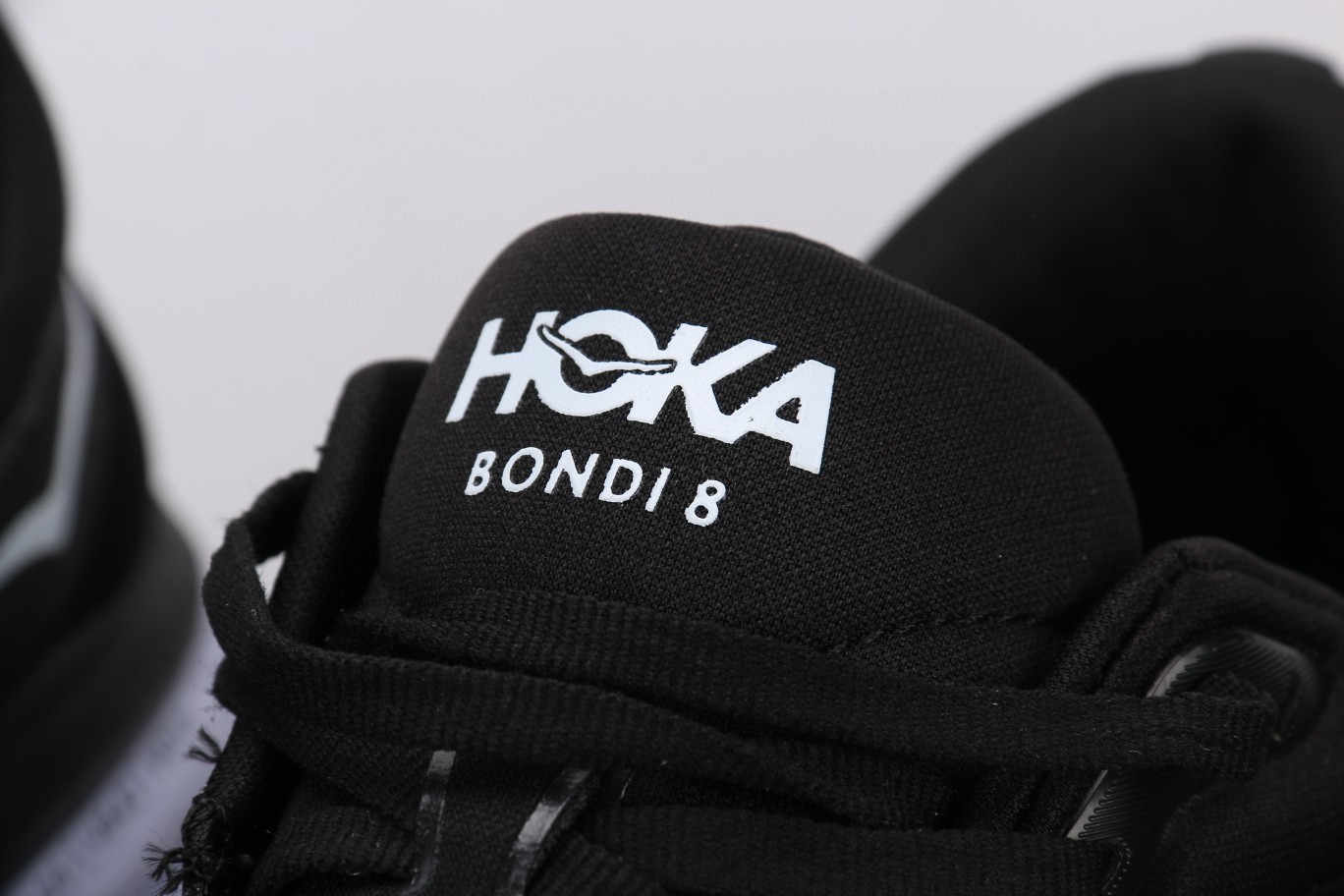 HOKA ONE ONE Bondi 8 邦代8 黑色 低筒 运动鞋 跑步鞋 跑鞋 男鞋 1127952-BWHT