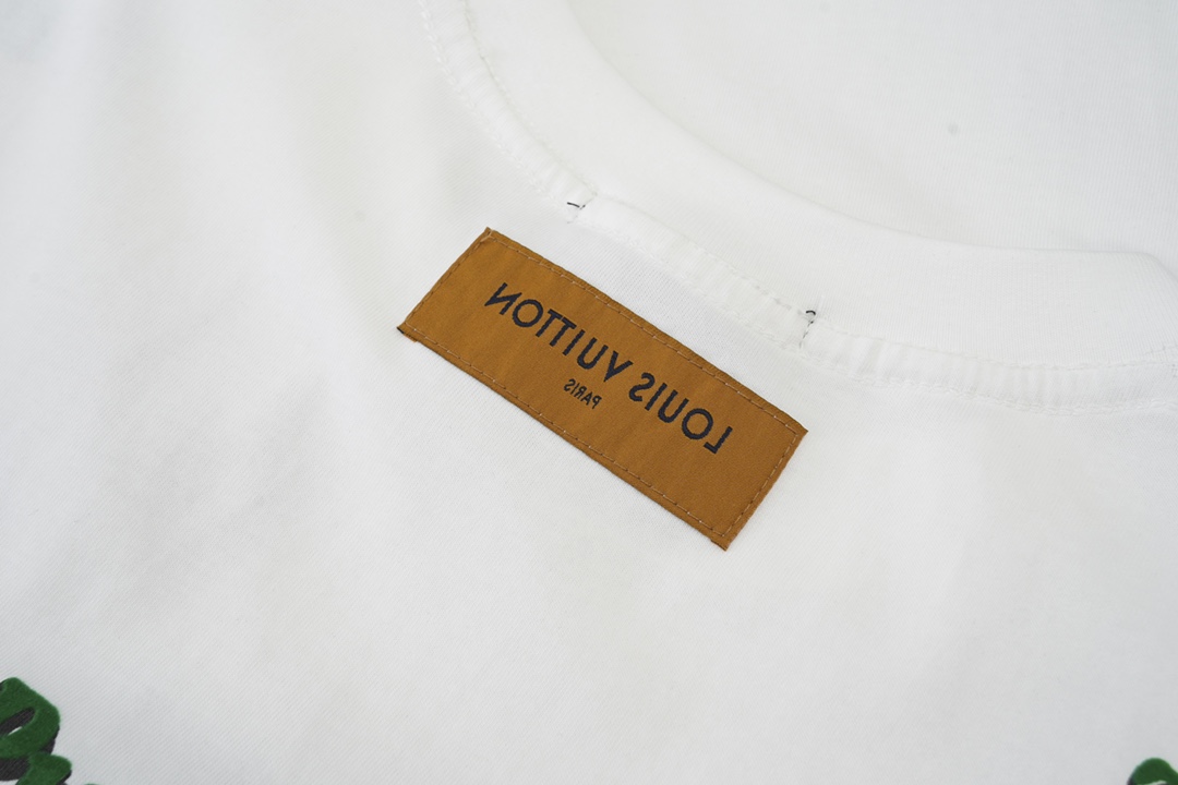 LOUIS VUITTON 路易威登 绿色植绒字母印花 圆领 白色 短袖 T 恤 上衣 夏款 男女同款 