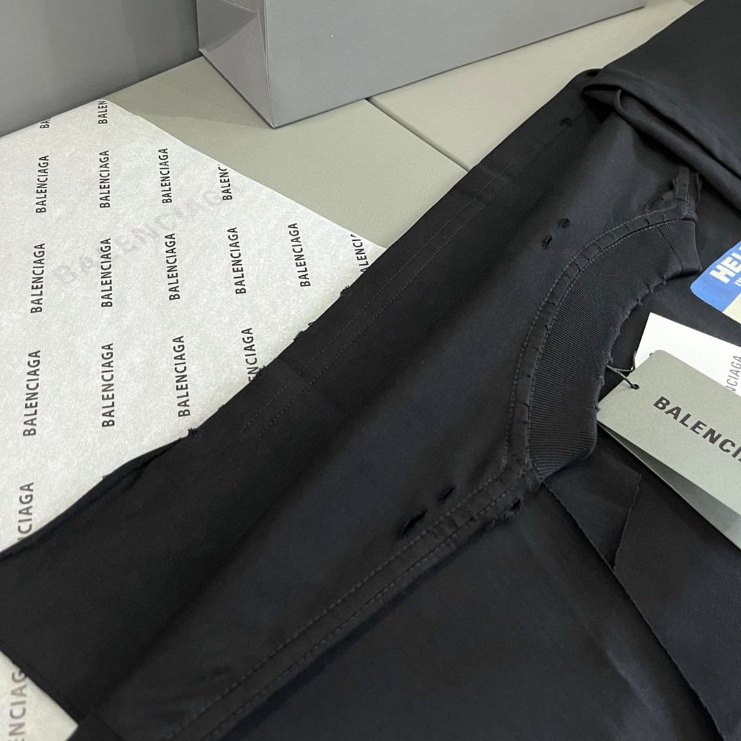 Balenciaga 巴黎世家 胸口Demna签名标签 破洞刀割水洗 短袖 黑色 T 恤 圆领 夏季 男女同款 