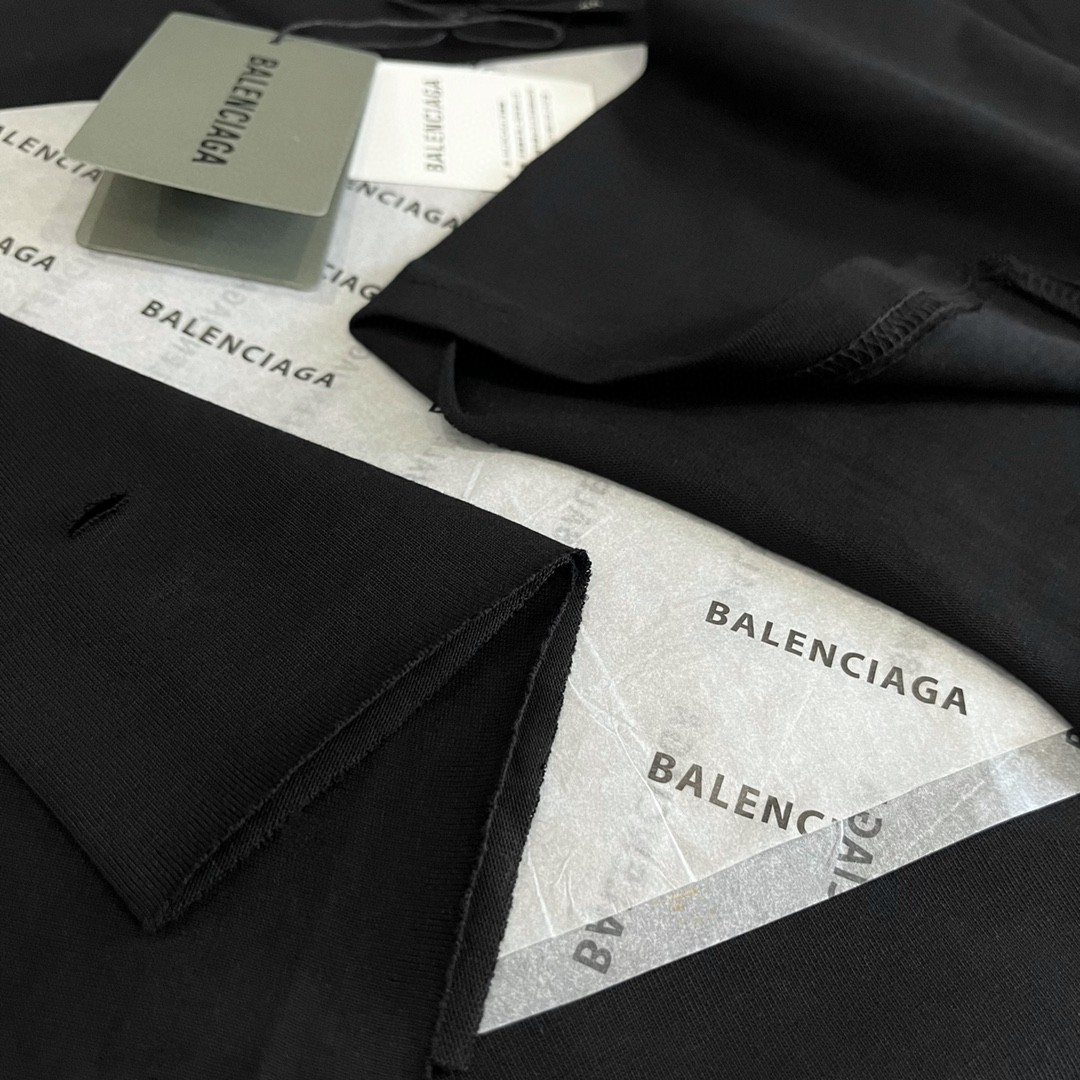 Balenciaga 巴黎世家 胸口Demna签名标签 破洞刀割水洗 短袖 黑色 T 恤 圆领 夏季 男女同款 