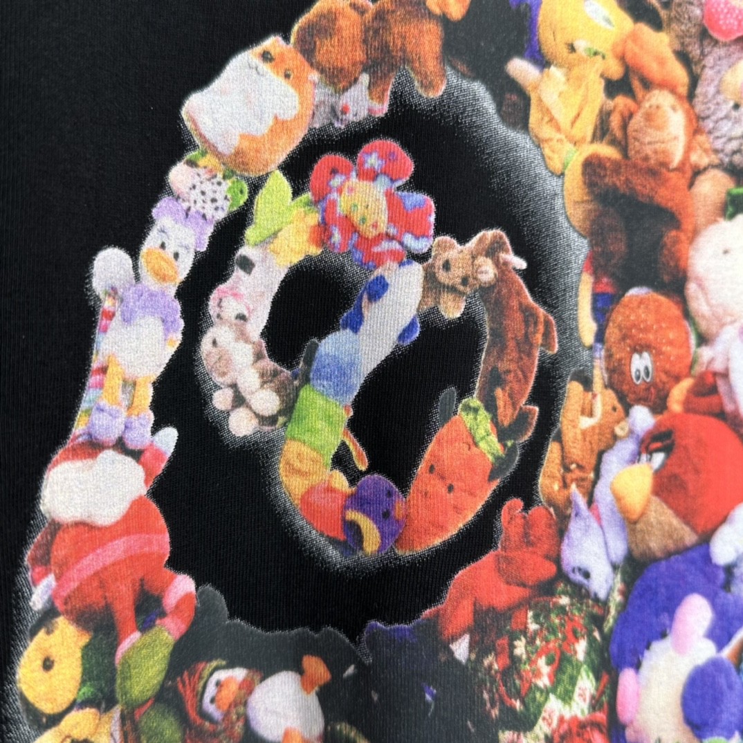 Stussy SS23 8号球系列 PLUSH TEE 玩偶图案字母Logo印花 黑色 短袖 圆领 套头 T 恤 夏季 男女同款 1904927