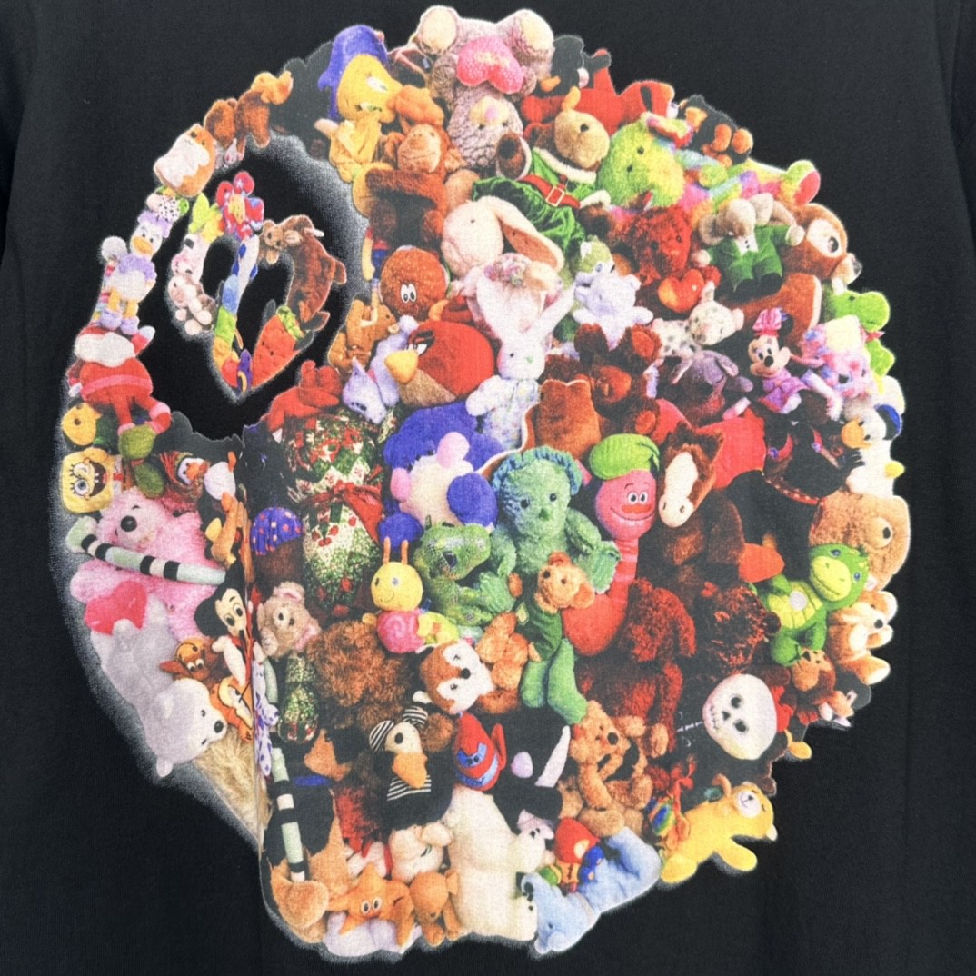 Stussy SS23 8号球系列 PLUSH TEE 玩偶图案字母Logo印花 黑色 短袖 圆领 套头 T 恤 夏季 男女同款 1904927