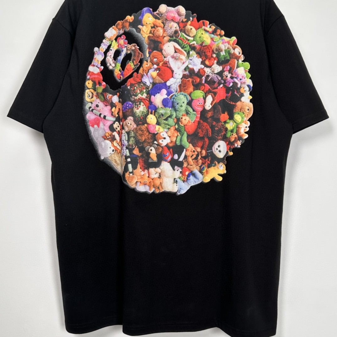 Stussy SS23 8号球系列 PLUSH TEE 玩偶图案字母Logo印花 黑色 短袖 圆领 套头 T 恤 夏季 男女同款 1904927