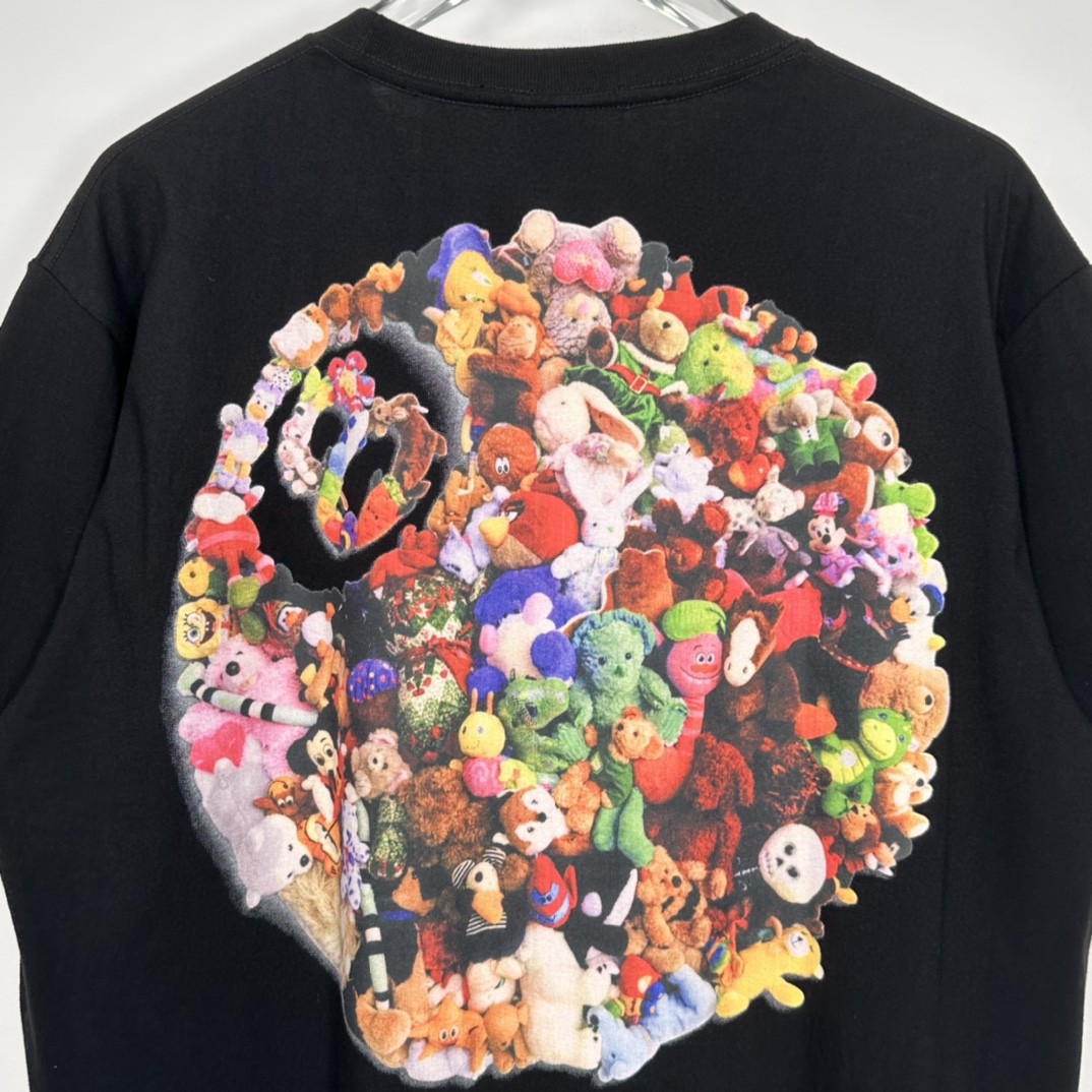 Stussy SS23 8号球系列 PLUSH TEE 玩偶图案字母Logo印花 黑色 短袖 圆领 套头 T 恤 夏季 男女同款 1904927