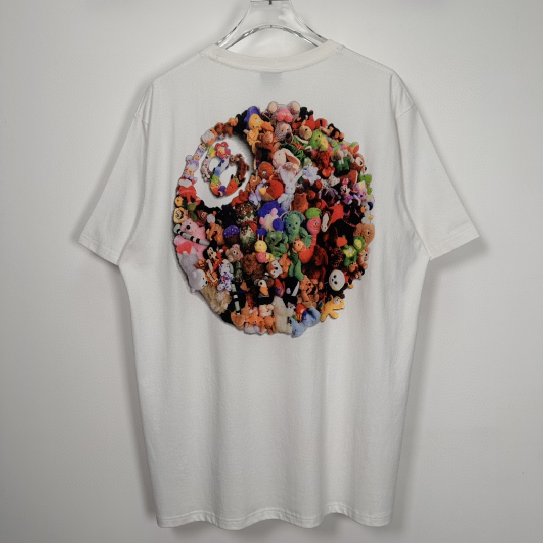 Stussy SS23 8号球系列 PLUSH TEE 玩偶图案字母Logo印花 白色 短袖 圆领 套头 T 恤 夏季 男女同款 1904927