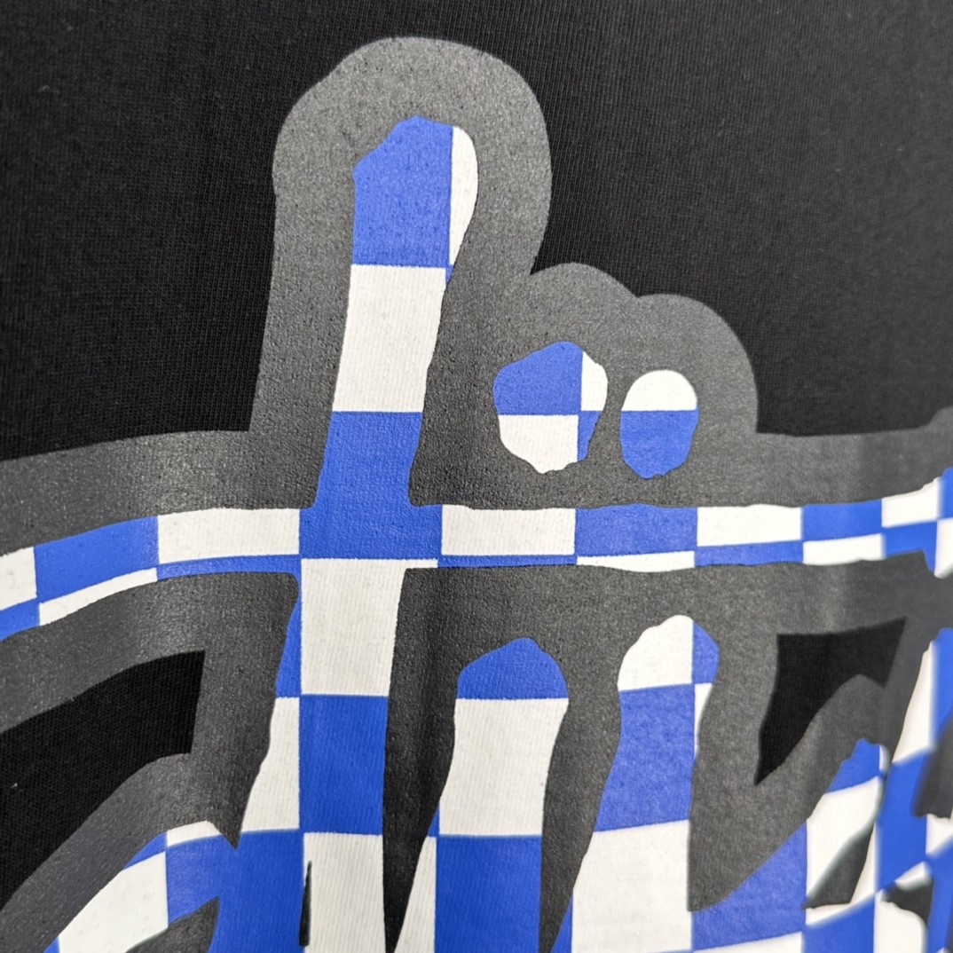 Stussy SS23 CHECKER STOCK TEE 方格字母图案印花 黑色 短袖 圆领 套头 T 恤 夏季 男女同款 1904987