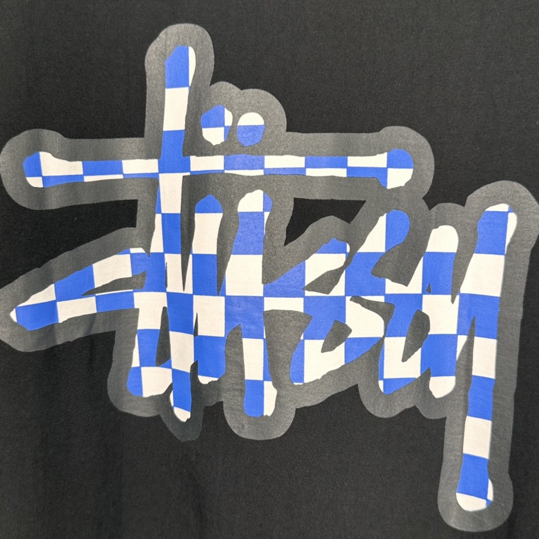 Stussy SS23 CHECKER STOCK TEE 方格字母图案印花 黑色 短袖 圆领 套头 T 恤 夏季 男女同款 1904987