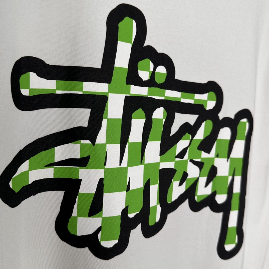 Stussy SS23 CHECKER STOCK TEE 方格字母图案印花 白色 短袖 圆领 套头 T 恤 夏季 男女同款 1904987