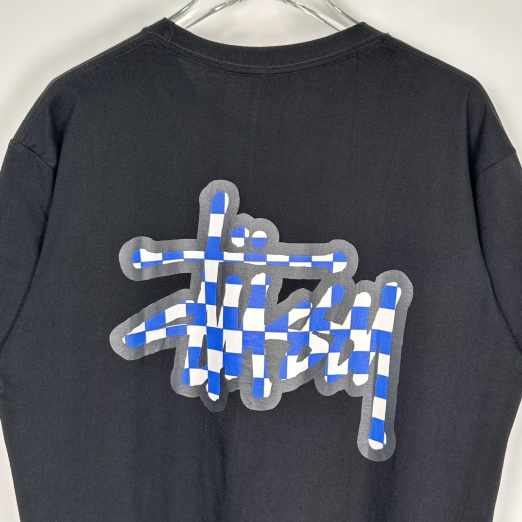 Stussy SS23 CHECKER STOCK TEE 方格字母图案印花 黑色 短袖 圆领 套头 T 恤 夏季 男女同款 1904987