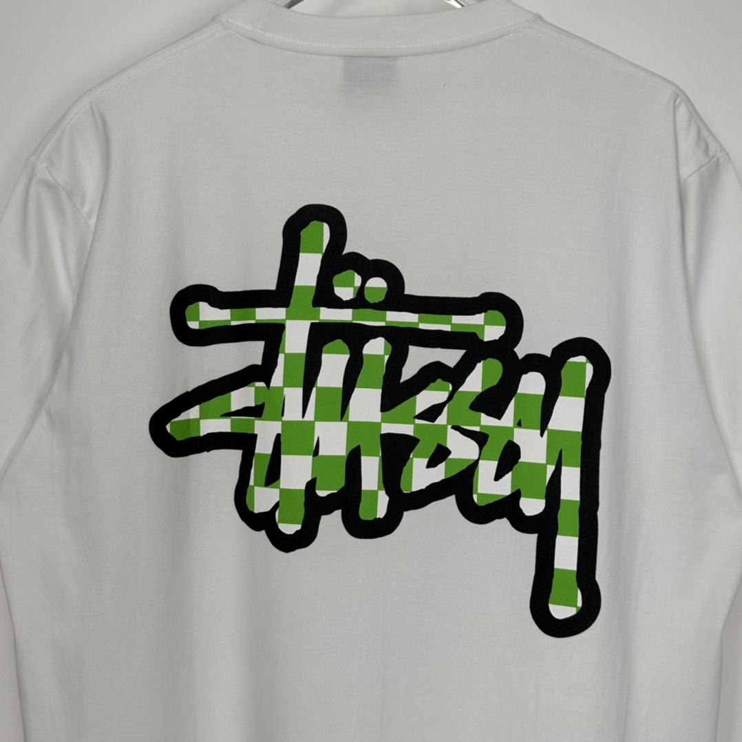 Stussy SS23 CHECKER STOCK TEE 方格字母图案印花 白色 短袖 圆领 套头 T 恤 夏季 男女同款 1904987