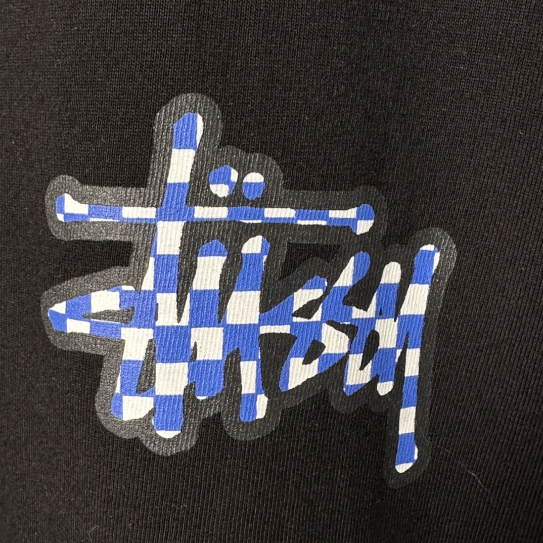 Stussy SS23 CHECKER STOCK TEE 方格字母图案印花 黑色 短袖 圆领 套头 T 恤 夏季 男女同款 1904987