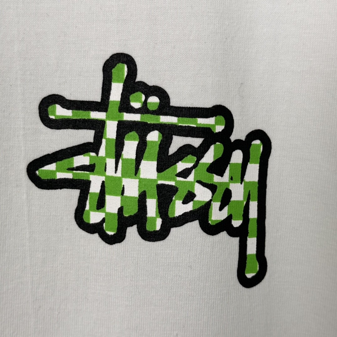 Stussy SS23 CHECKER STOCK TEE 方格字母图案印花 白色 短袖 圆领 套头 T 恤 夏季 男女同款 1904987