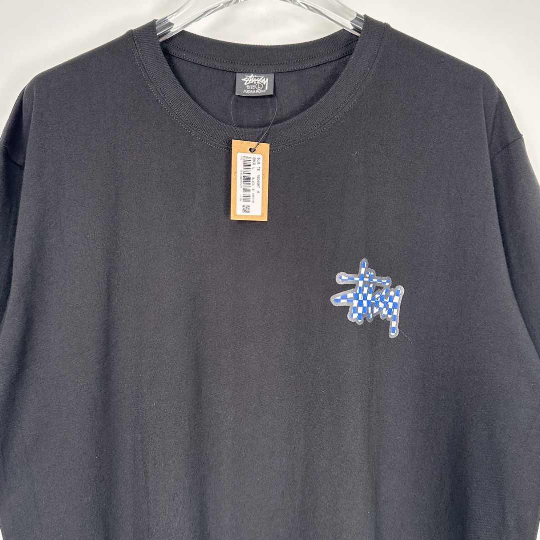 Stussy SS23 CHECKER STOCK TEE 方格字母图案印花 黑色 短袖 圆领 套头 T 恤 夏季 男女同款 1904987