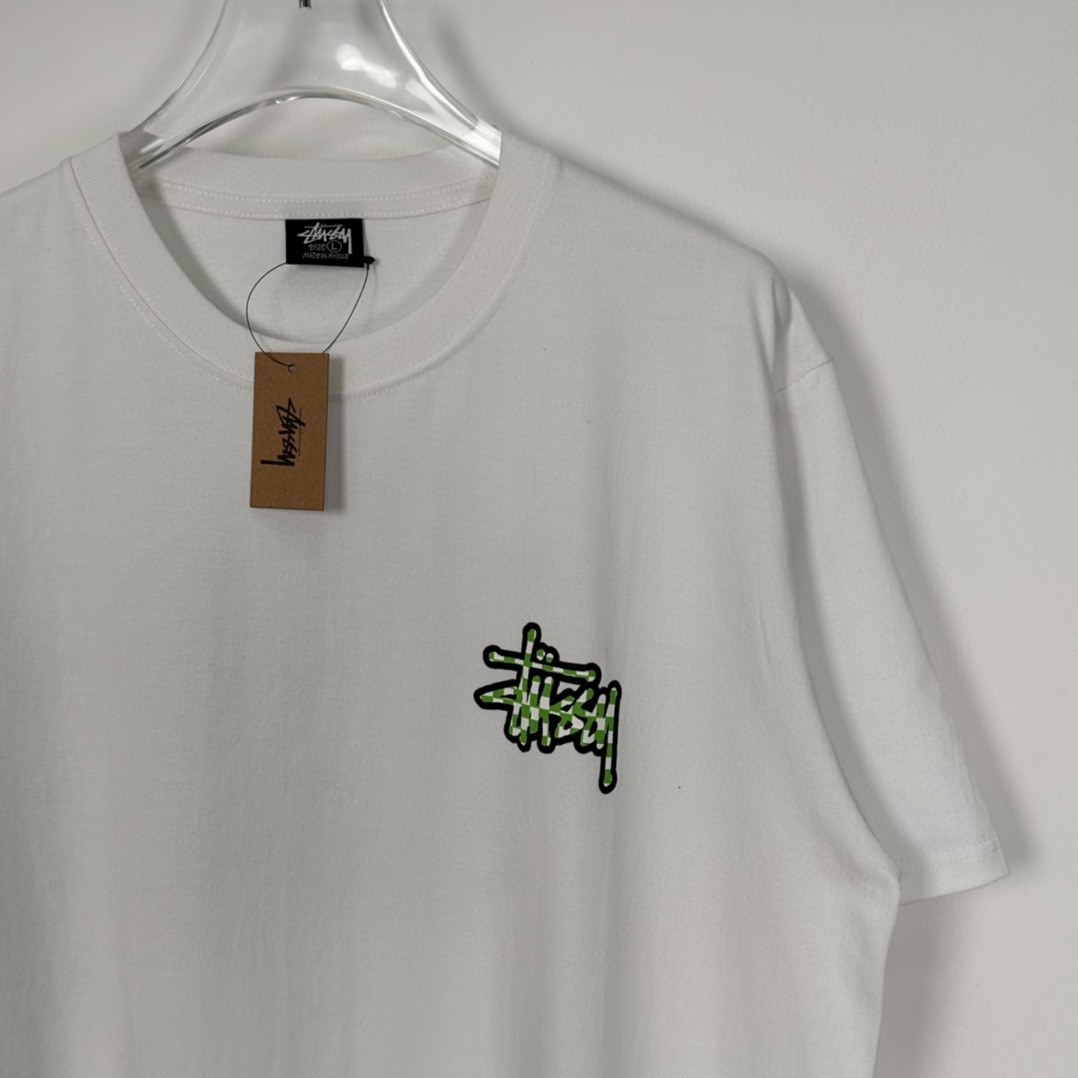 Stussy SS23 CHECKER STOCK TEE 方格字母图案印花 白色 短袖 圆领 套头 T 恤 夏季 男女同款 1904987