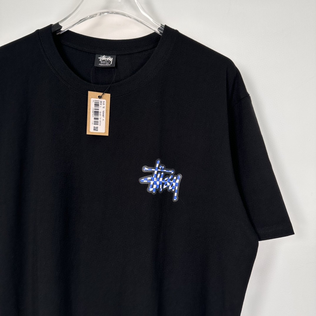 Stussy SS23 CHECKER STOCK TEE 方格字母图案印花 黑色 短袖 圆领 套头 T 恤 夏季 男女同款 1904987