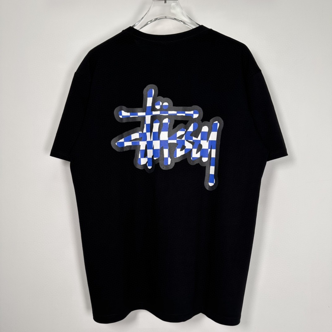 Stussy SS23 CHECKER STOCK TEE 方格字母图案印花 黑色 短袖 圆领 套头 T 恤 夏季 男女同款 1904987