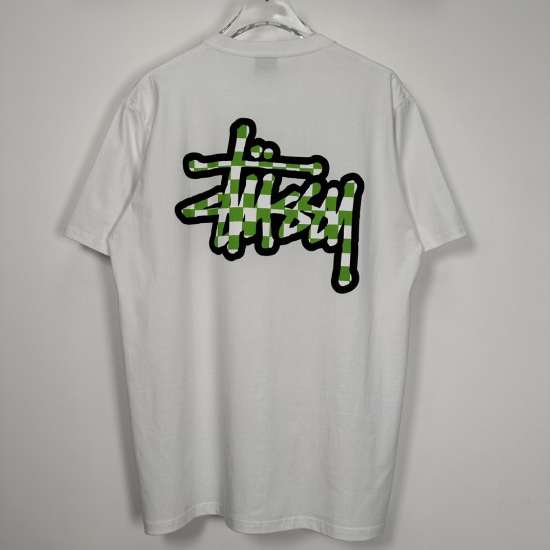 Stussy SS23 CHECKER STOCK TEE 方格字母图案印花 白色 短袖 圆领 套头 T 恤 夏季 男女同款 1904987