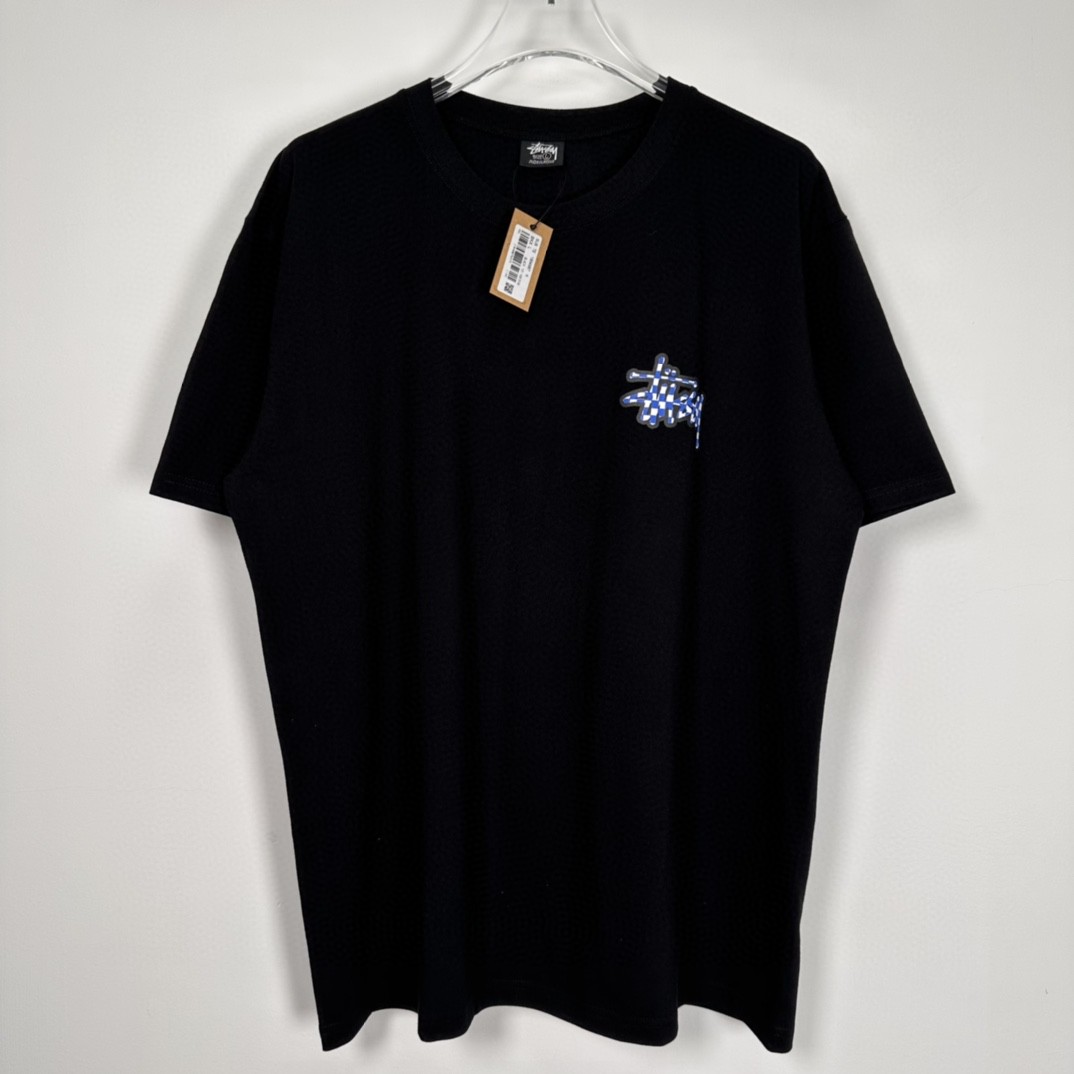 Stussy SS23 CHECKER STOCK TEE 方格字母图案印花 黑色 短袖 圆领 套头 T 恤 夏季 男女同款 1904987