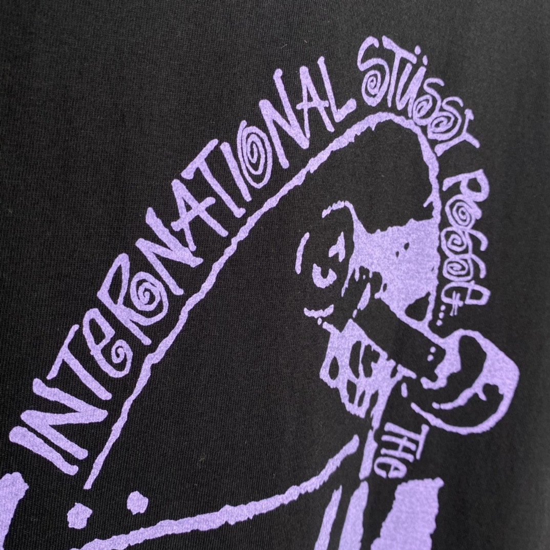 Stussy FW22 Skate Posse Pigment Dyed Tee 滑板图案做旧印花 黑色 短袖 圆领 套头 T 恤 夏季 男女同款 