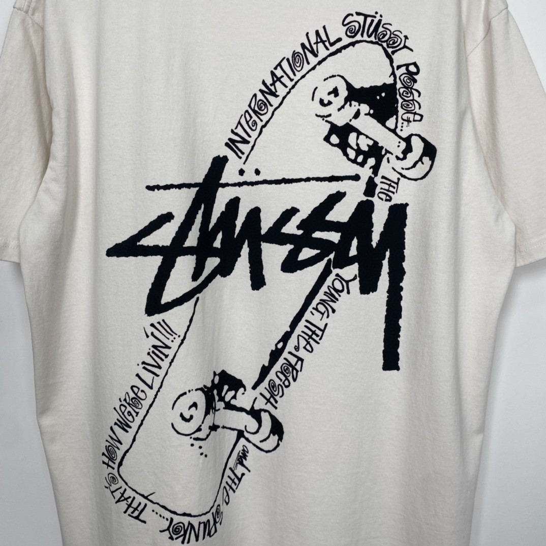 Stussy FW22 Skate Posse Pigment Dyed Tee 滑板图案做旧印花 白色 短袖 圆领 套头 T 恤 夏季 男女同款 