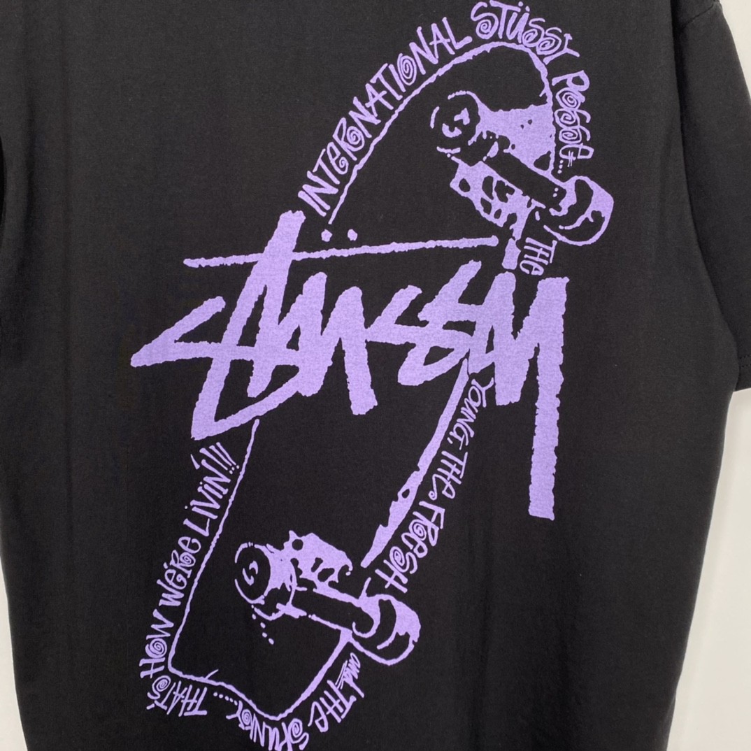 Stussy FW22 Skate Posse Pigment Dyed Tee 滑板图案做旧印花 黑色 短袖 圆领 套头 T 恤 夏季 男女同款 