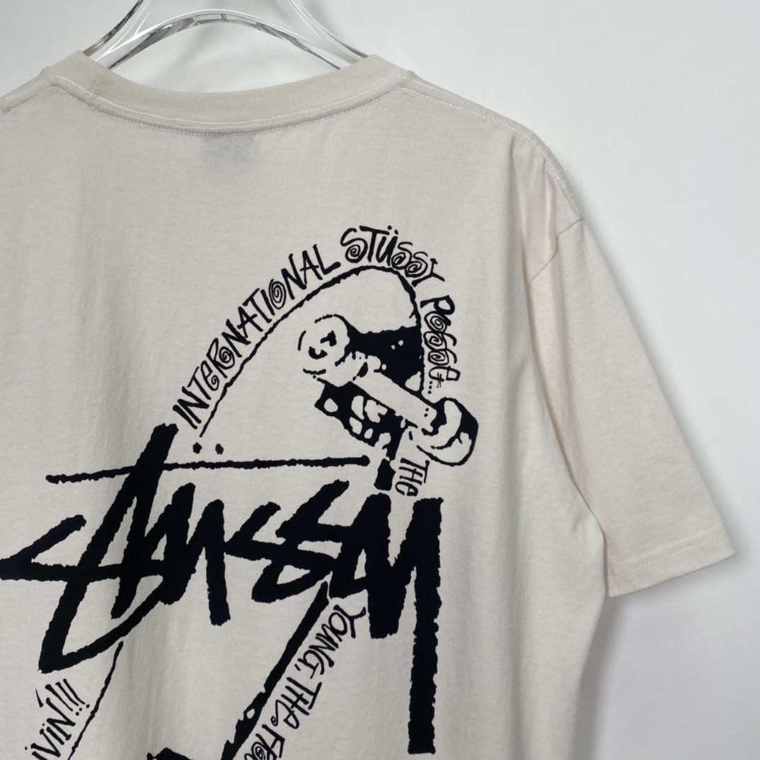 Stussy FW22 Skate Posse Pigment Dyed Tee 滑板图案做旧印花 白色 短袖 圆领 套头 T 恤 夏季 男女同款 
