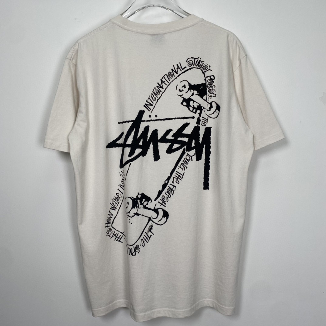 Stussy FW22 Skate Posse Pigment Dyed Tee 滑板图案做旧印花 白色 短袖 圆领 套头 T 恤 夏季 男女同款 