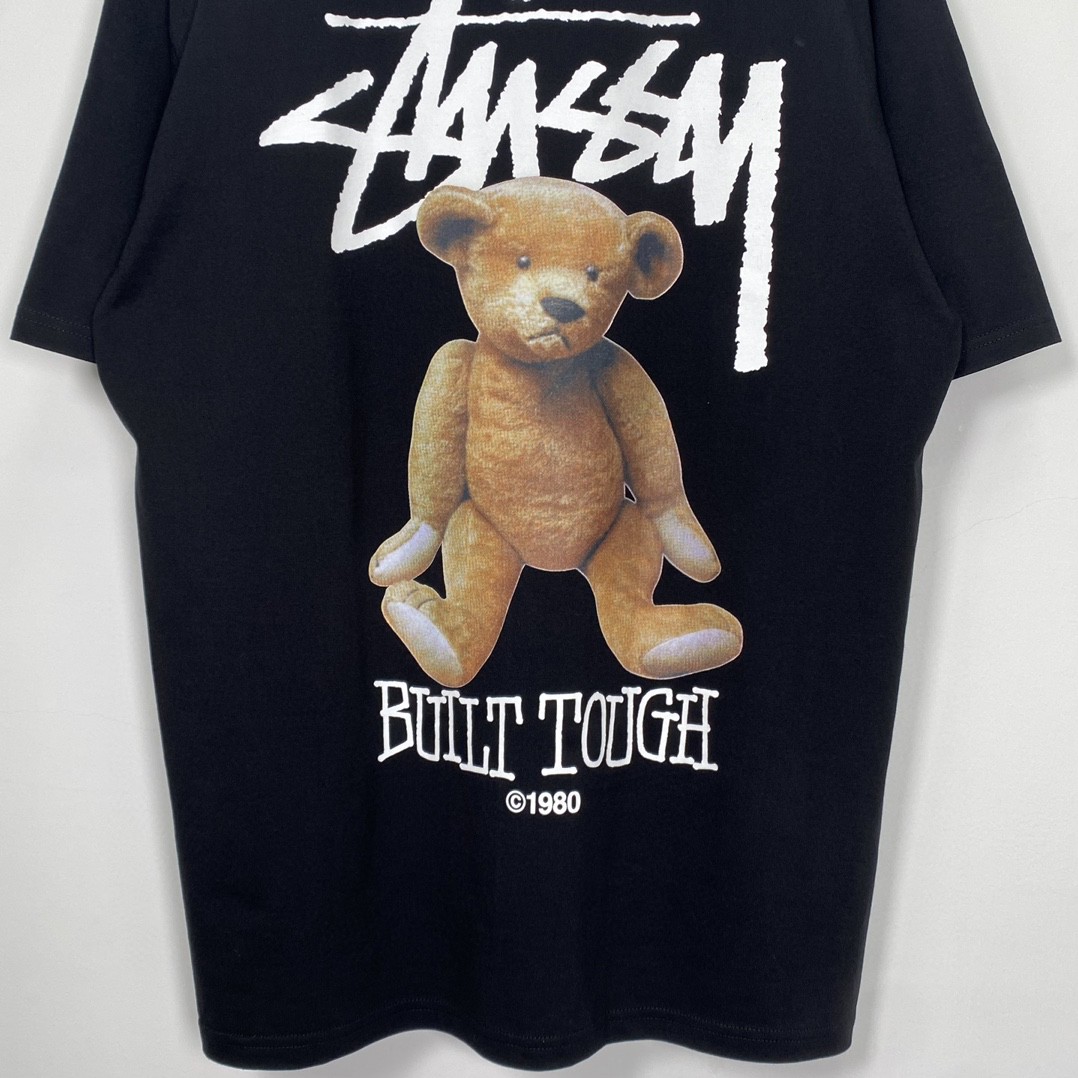Stussy FW22 Built Tough Tee 草写 logo 小熊图案印花 黑色 短袖 圆领 套头 T 恤 夏季 男女同款 