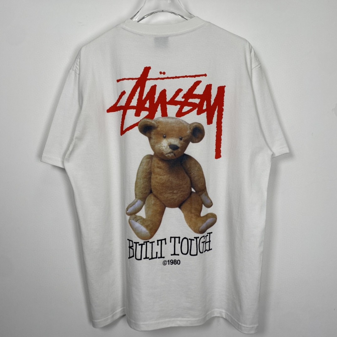 Stussy FW22 Built Tough Tee 草写 logo 小熊图案印花 白色 短袖 圆领 套头 T 恤 夏季 男女同款 