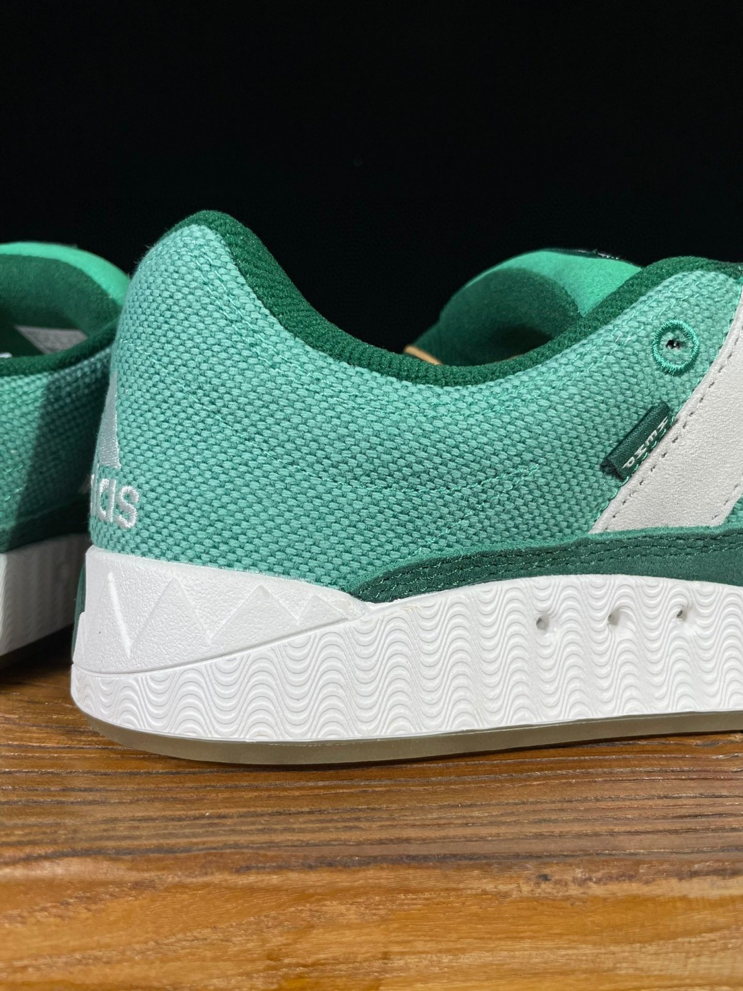 adidas originals Adimatic Hemp 复古鲨鱼面包鞋 白绿 低筒 鲨鱼鞋 板鞋 休闲鞋 运动鞋 HQ6908