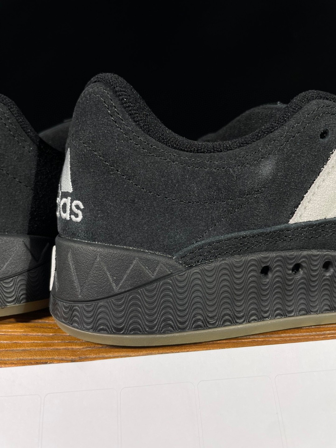 adidas originals Adimatic 复古鲨鱼面包鞋 黑白 低筒 鲨鱼鞋 板鞋 休闲鞋 运动鞋 HQ6900