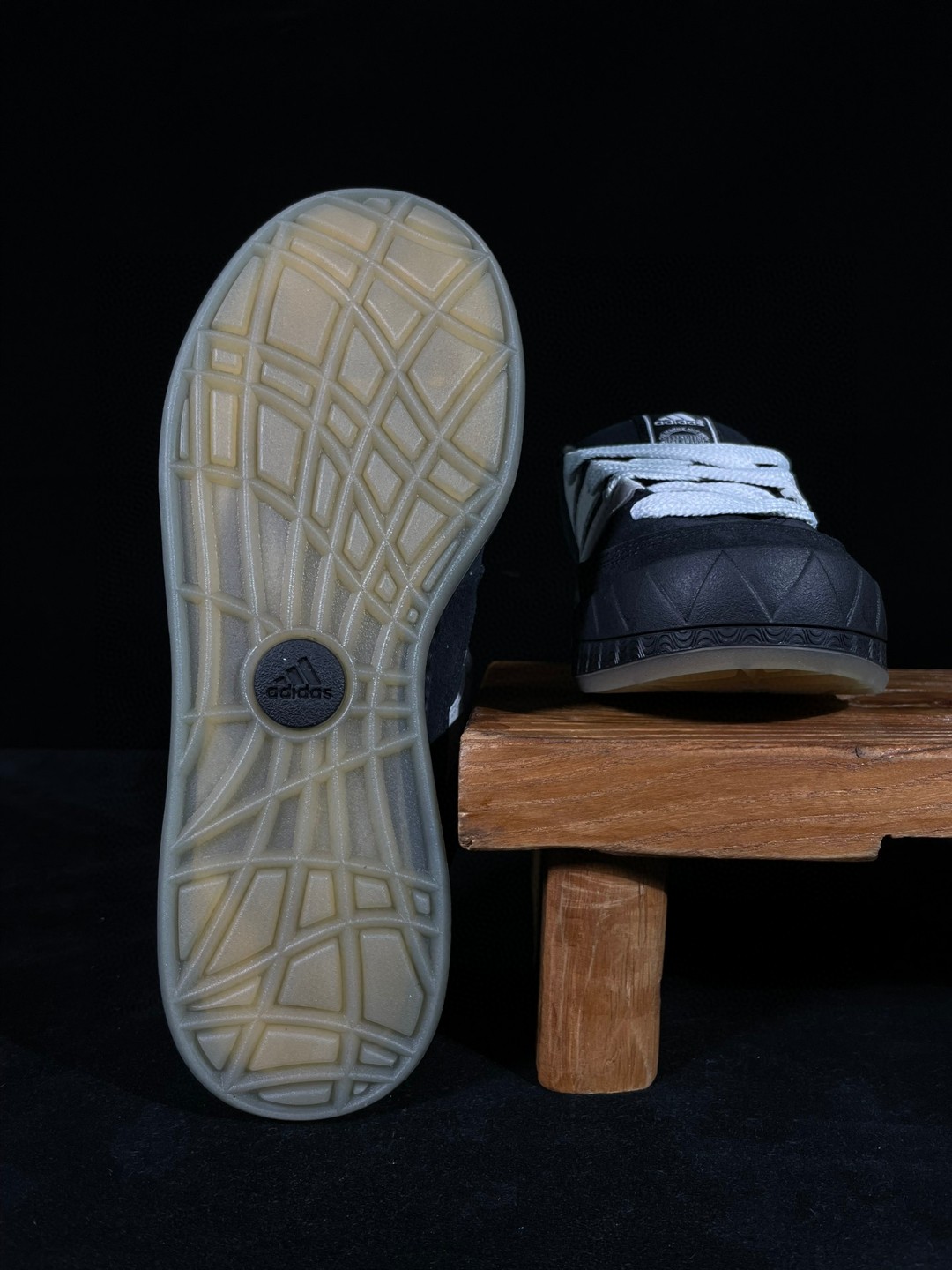 adidas originals Adimatic 复古鲨鱼面包鞋 黑白 低筒 鲨鱼鞋 板鞋 休闲鞋 运动鞋 HQ6900