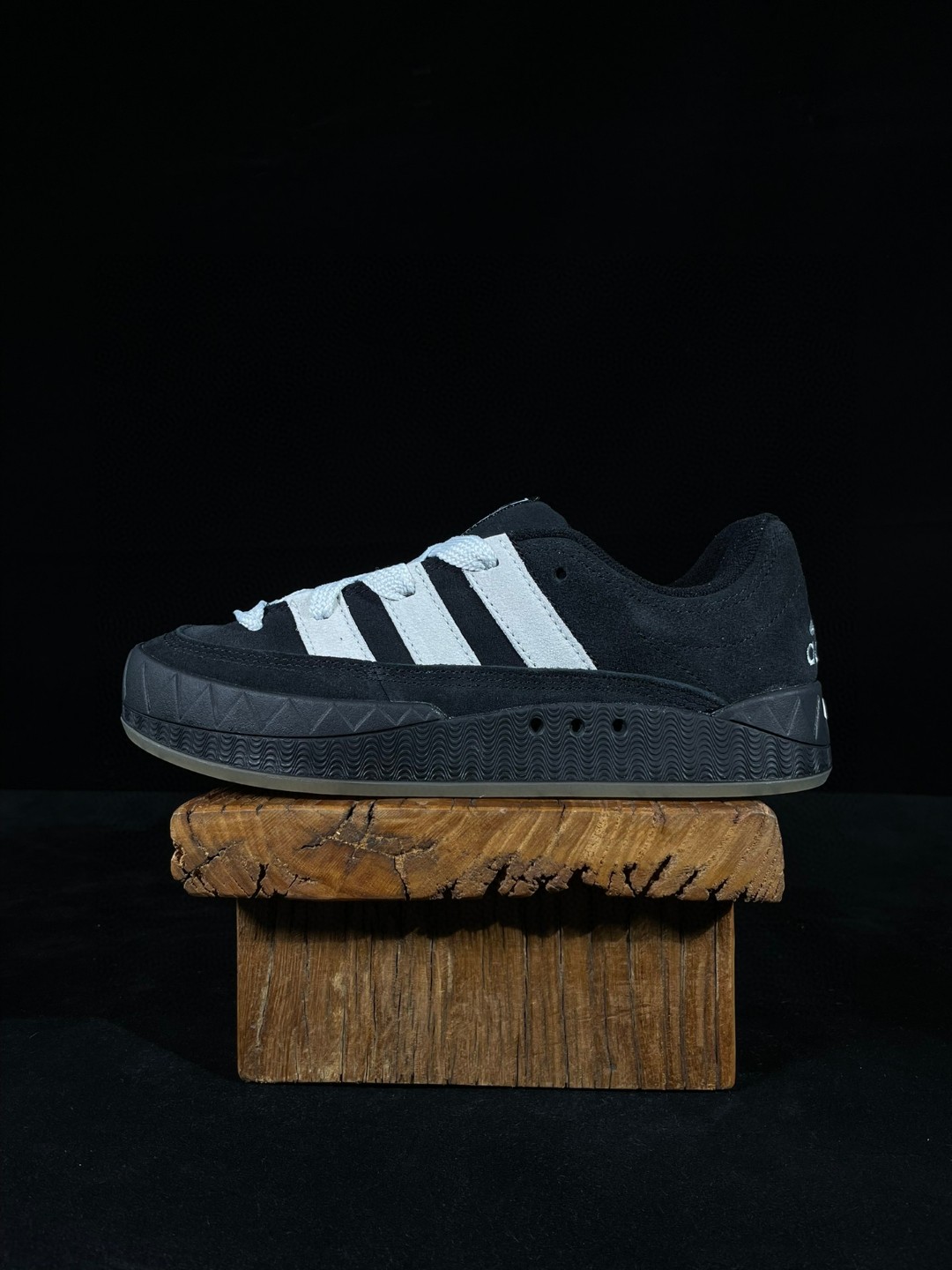 adidas originals Adimatic 复古鲨鱼面包鞋 黑白 低筒 鲨鱼鞋 板鞋 休闲鞋 运动鞋 HQ6900