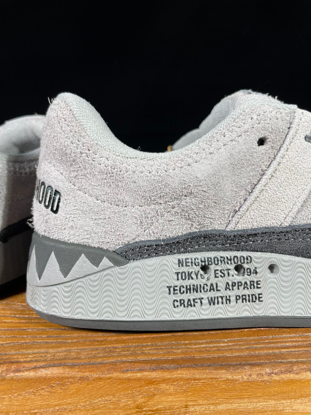 NEIGHBORHOOD adidas originals Adimatic 联名款 复古鲨鱼面包鞋 浅灰 低筒 鲨鱼鞋 板鞋 休闲鞋 运动鞋 HP6771