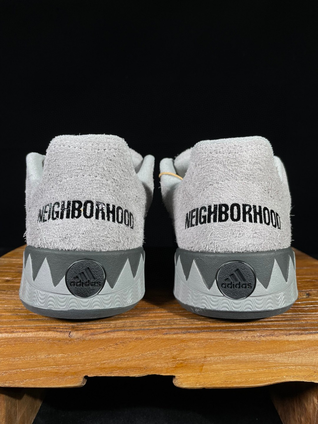 NEIGHBORHOOD adidas originals Adimatic 联名款 复古鲨鱼面包鞋 浅灰 低筒 鲨鱼鞋 板鞋 休闲鞋 运动鞋 HP6771
