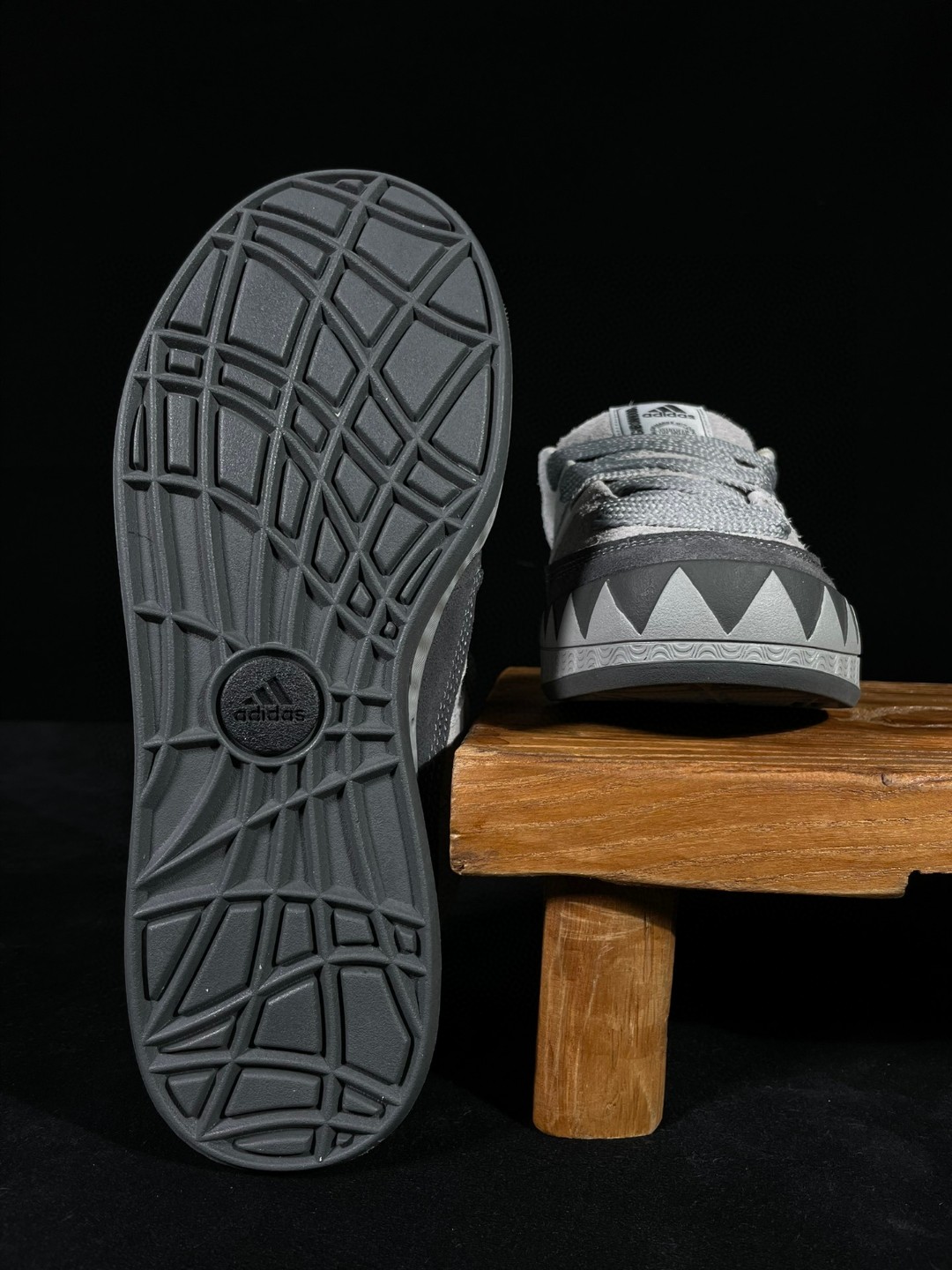 NEIGHBORHOOD adidas originals Adimatic 联名款 复古鲨鱼面包鞋 浅灰 低筒 鲨鱼鞋 板鞋 休闲鞋 运动鞋 HP6771