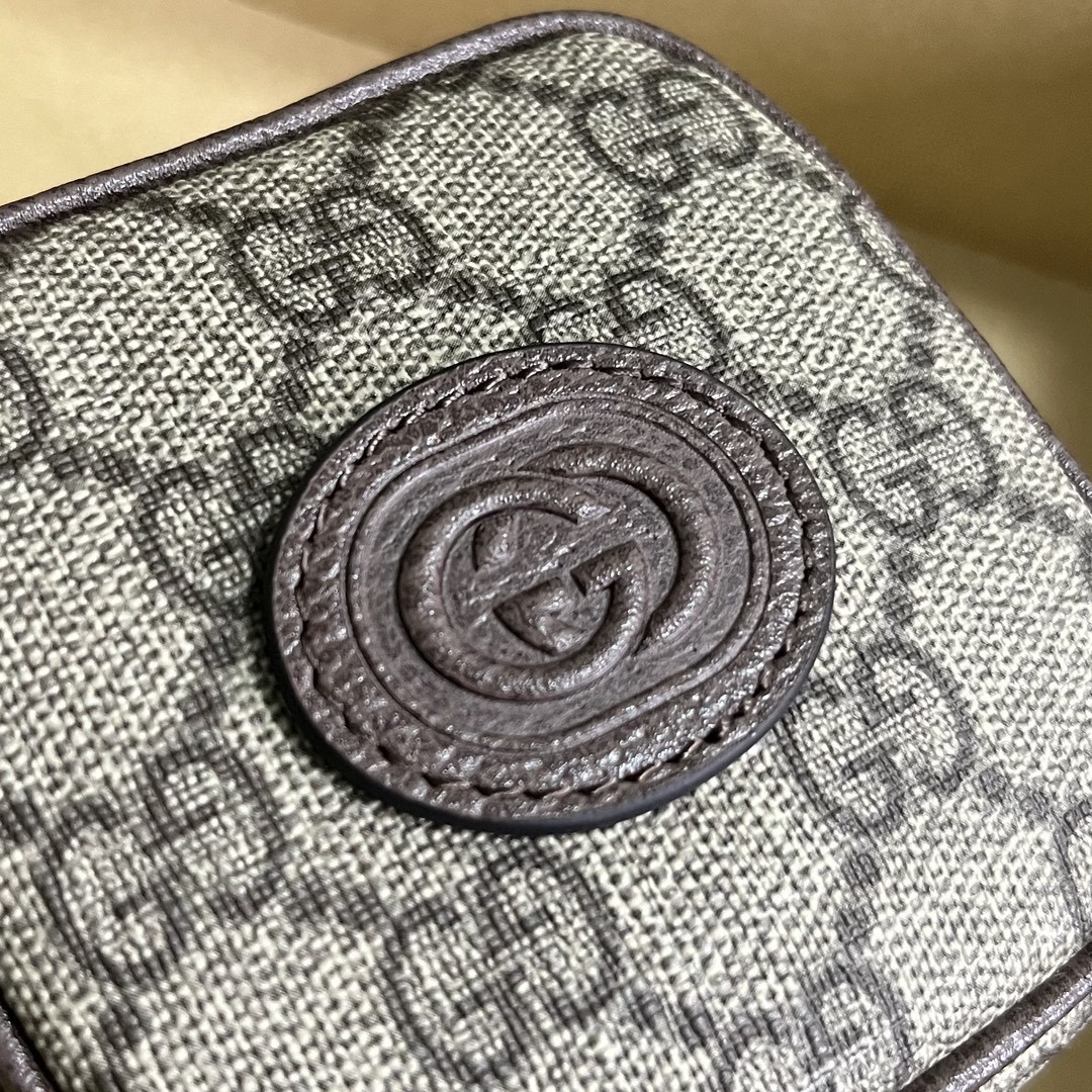 GUCCI 古驰 双G徽标 草莓挂饰老花Logo帆布拼皮 盒子包 钱包 零钱包 女款 棕色 726252-UIQAG-9870