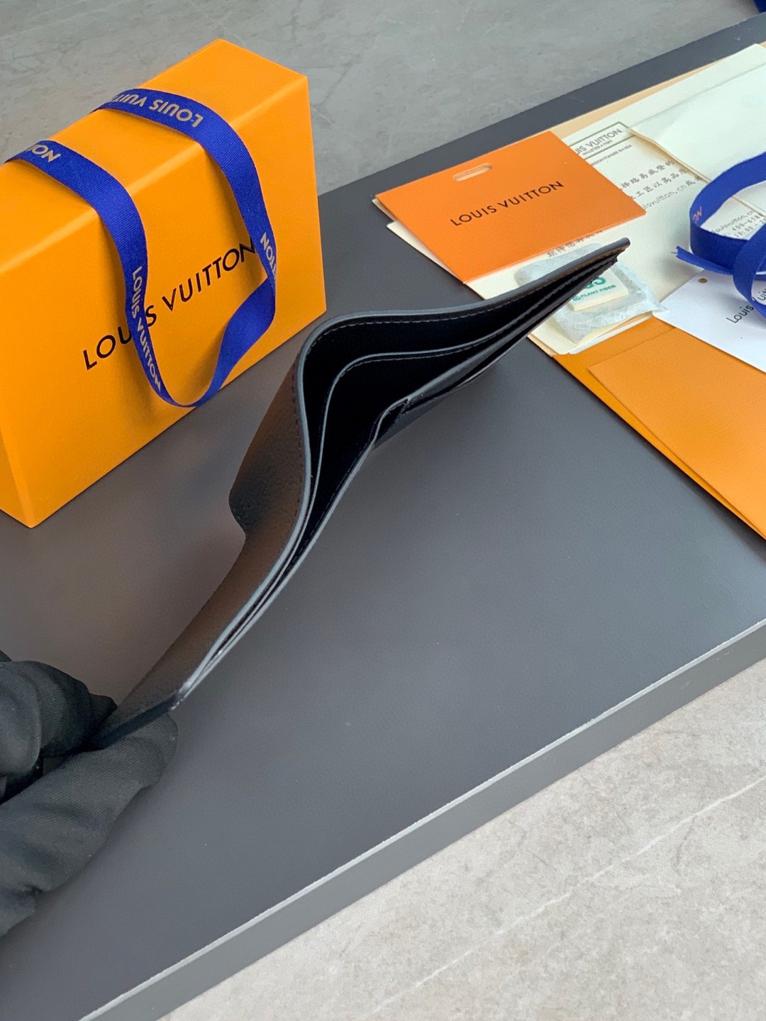 LOUIS VUITTON 路易威登 压纹logo 钱夹 钱包 男女同款 黑色 