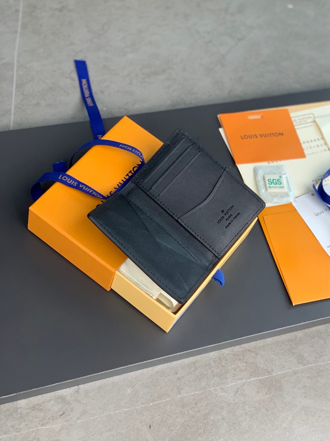 LOUIS VUITTON 路易威登 压纹logo 竖款 钱夹 钱包 男女同款 黑色 