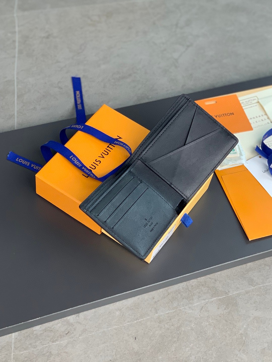 LOUIS VUITTON 路易威登 压纹logo 钱夹 钱包 男女同款 黑色 