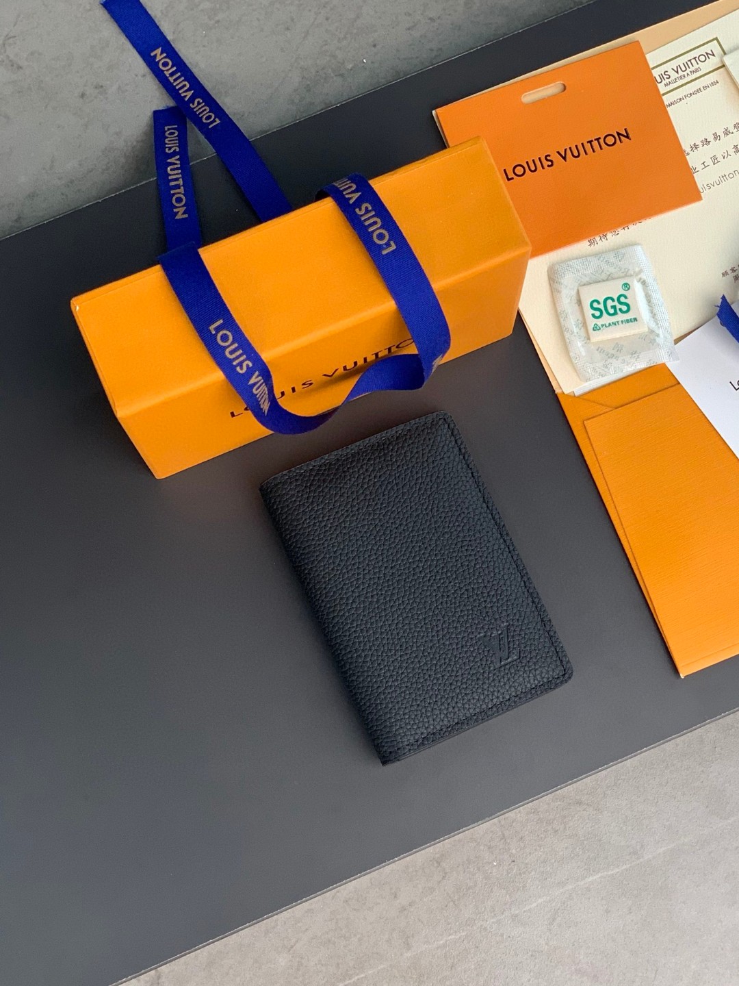 LOUIS VUITTON 路易威登 压纹logo 竖款 钱夹 钱包 男女同款 黑色 
