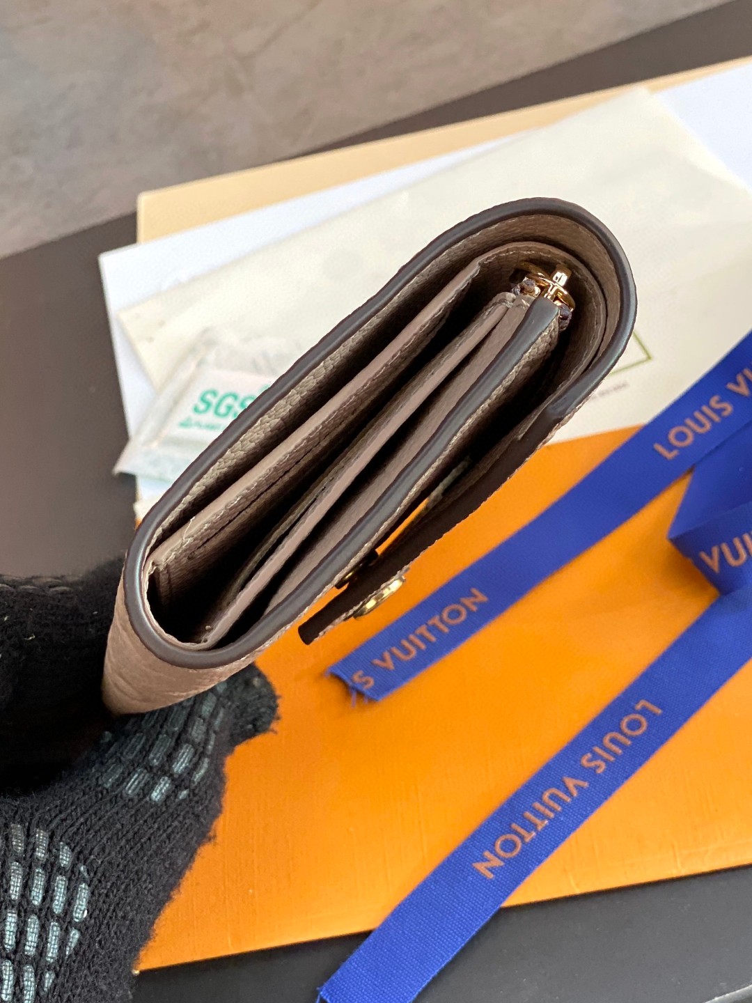 LOUIS VUITTON 路易威登 Victorine 经典老花压纹牛皮 钱夹 钱包 卡包 名片夹 女款 灰色