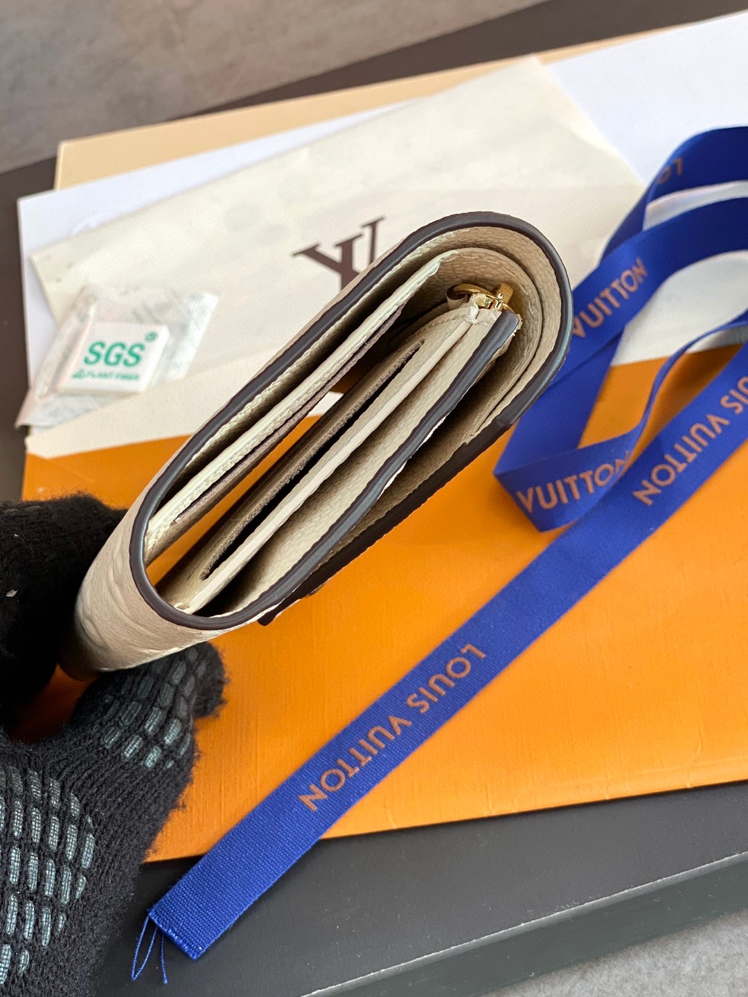 LOUIS VUITTON 路易威登 Victorine 经典老花压纹牛皮 钱夹 钱包 卡包 名片夹 女款 米色 M82344