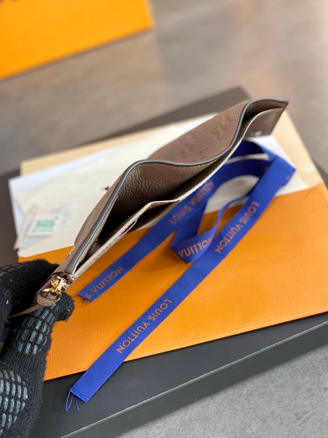 LOUIS VUITTON 路易威登 Victorine 经典老花压纹牛皮 钱夹 钱包 卡包 名片夹 女款 灰色