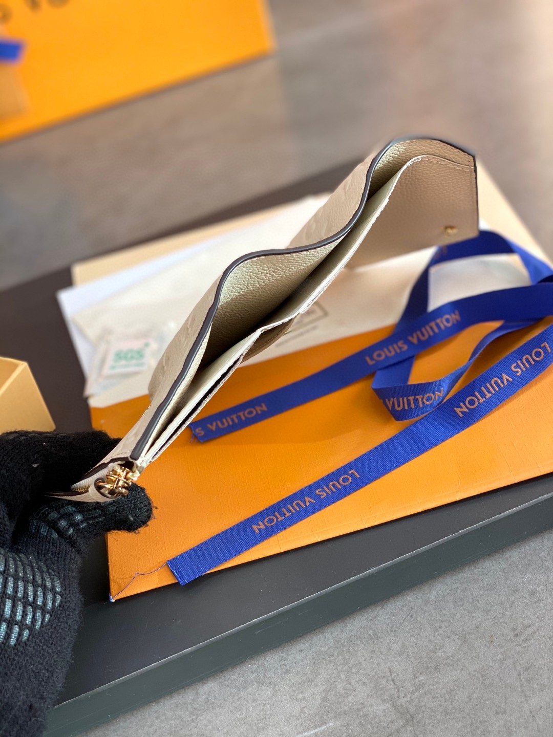 LOUIS VUITTON 路易威登 Victorine 经典老花压纹牛皮 钱夹 钱包 卡包 名片夹 女款 米色 M82344