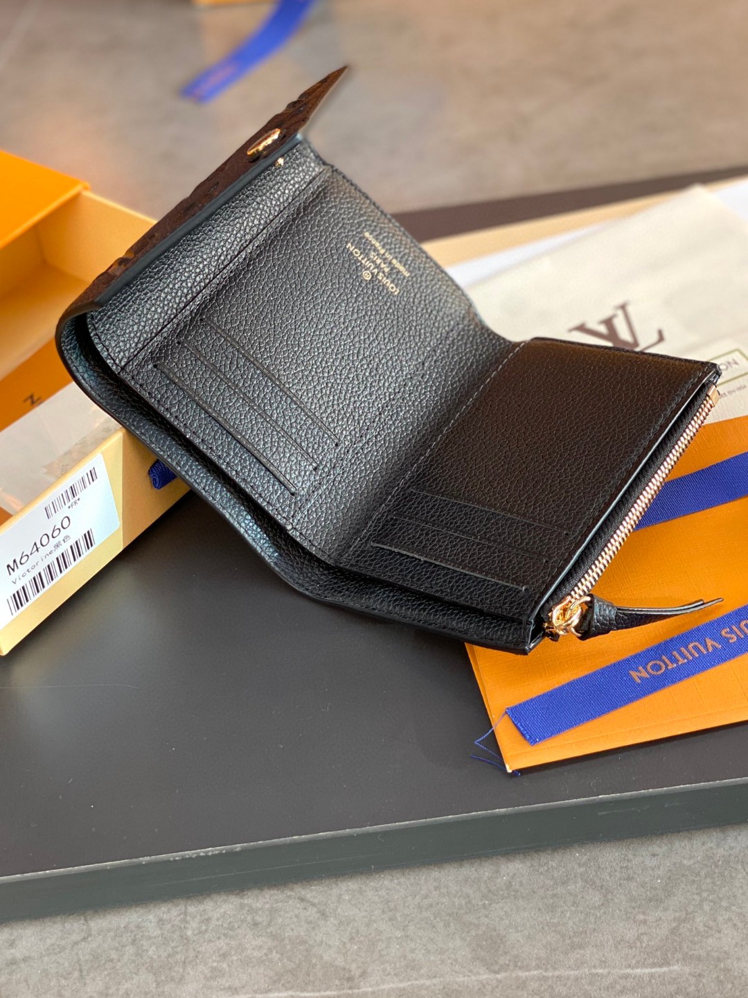 LOUIS VUITTON 路易威登 Victorine 维多利亚经典老花压纹牛皮 钱夹 钱包 卡包 名片夹 女款 黑色 M64060