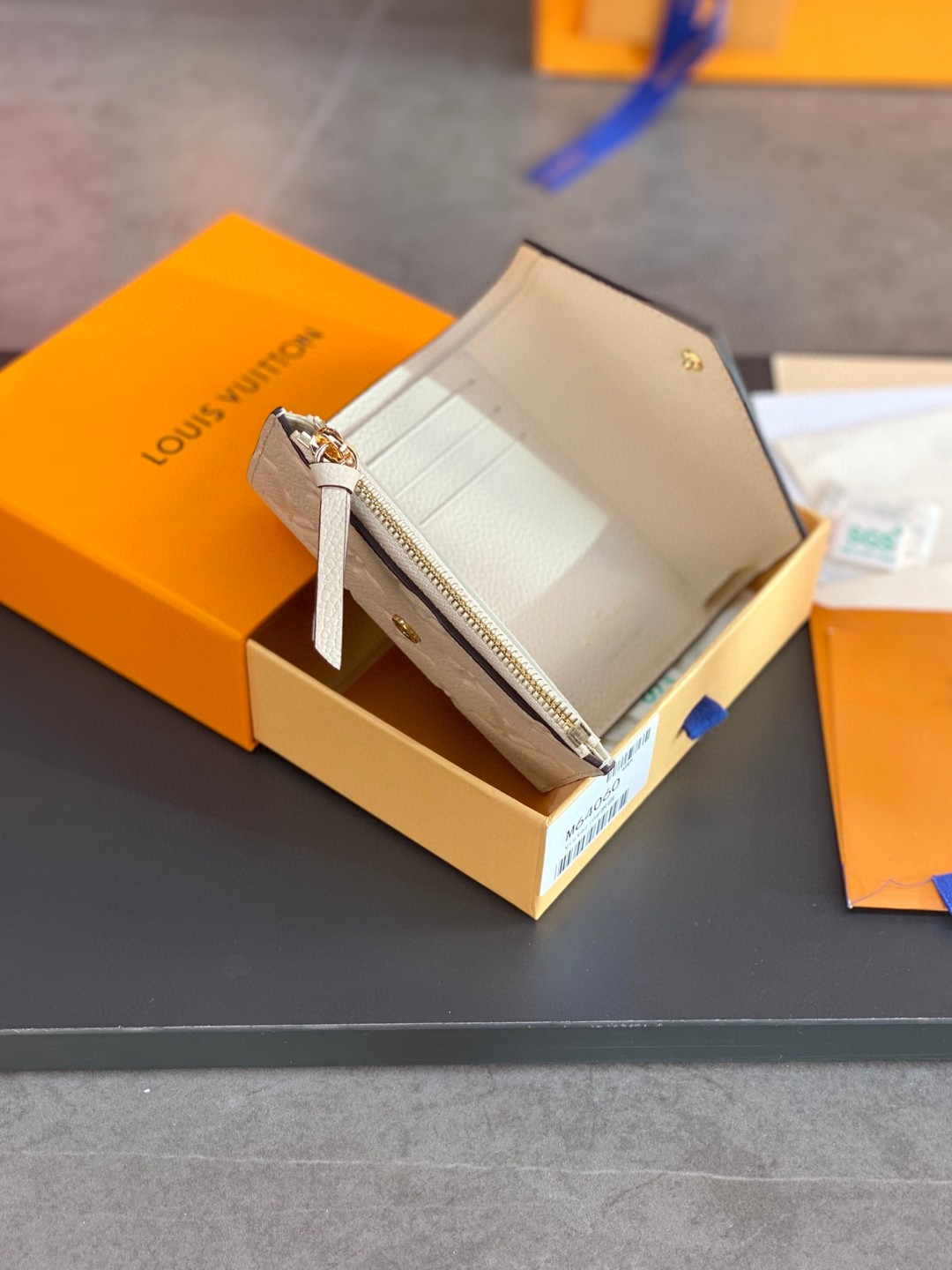 LOUIS VUITTON 路易威登 Victorine 经典老花压纹牛皮 钱夹 钱包 卡包 名片夹 女款 米色 M82344